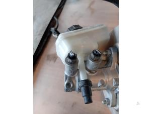 Gebruikte Hoofdremcilinder Jaguar XE 2.0d 180 16V Prijs op aanvraag aangeboden door Autohandel-Smet Gebroeders NV