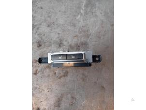 Gebruikte Schakelaar Stoelverwarming Jaguar XE 2.0d 180 16V Prijs op aanvraag aangeboden door Autohandel-Smet Gebroeders NV