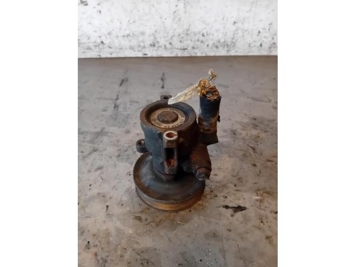 Gebruikte Pomp Servo Volkswagen Golf III Cabrio (1E) 2.0 Prijs op aanvraag aangeboden door Autohandel-Smet Gebroeders NV