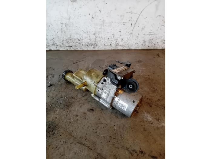 Gebruikte Servopomp Citroen Jumpy 2.0 Blue HDI 120 Prijs op aanvraag aangeboden door Autohandel-Smet Gebroeders NV