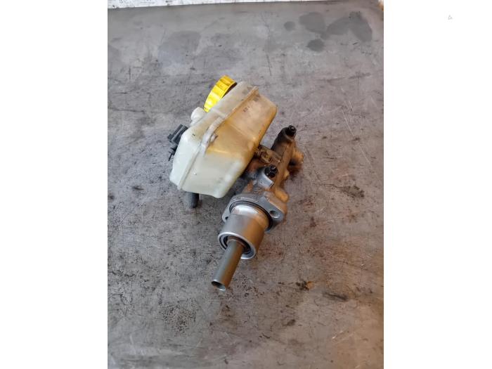 Gebruikte Hoofdremcilinder Volkswagen Polo IV (9N1/2/3) 1.2 12V Prijs op aanvraag aangeboden door Autohandel-Smet Gebroeders NV