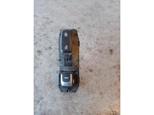 Gebruikte Elektrisch Raam Schakelaar Kia Sportage (QL) 1.6 GDI 16V 4x2 Prijs op aanvraag aangeboden door Autohandel-Smet Gebroeders NV