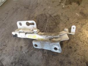 Gebruikte Motorkap Scharnier Volvo V40 (MV) 1.6 D2 Prijs op aanvraag aangeboden door Autohandel-Smet Gebroeders NV