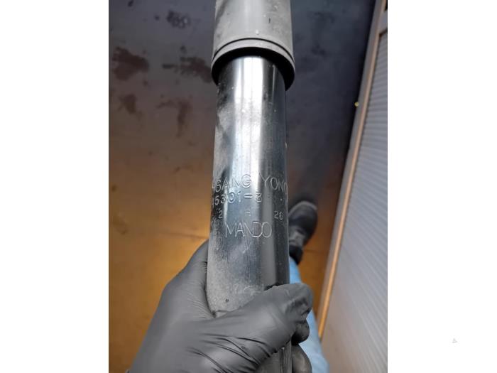 Schokdemper rechts-achter van een SsangYong Tivoli 1.2 T-GDi 12V 2WD 2023