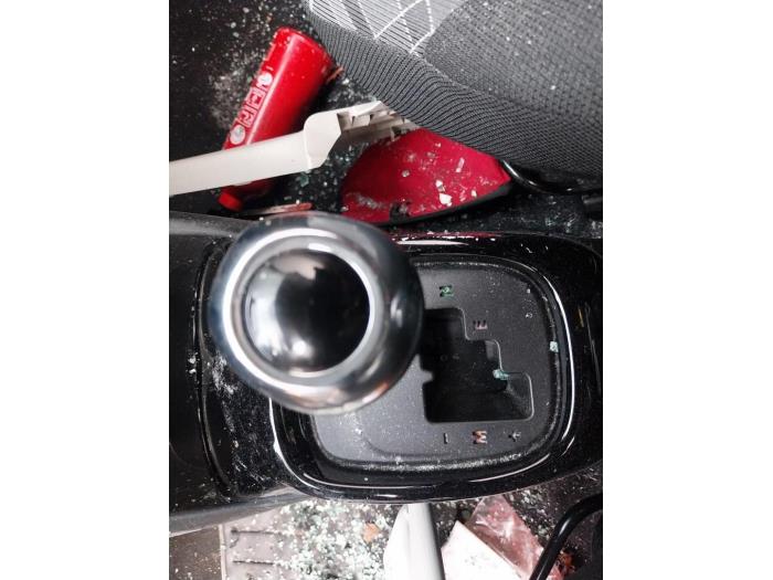 Gebruikte Automaatbak Peugeot 108 1.0 12V Prijs op aanvraag aangeboden door Autohandel-Smet Gebroeders NV