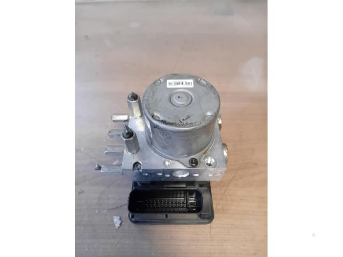 Gebruikte ABS Pomp Ssang Yong Rodius 2.2 SV 220 e-XDi 16V 2WD Prijs op aanvraag aangeboden door Autohandel-Smet Gebroeders NV