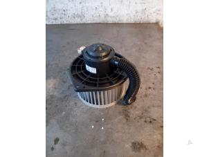 Gebruikte Aanjager Ssang Yong Rodius 2.2 SV 220 e-XDi 16V 2WD Prijs op aanvraag aangeboden door Autohandel-Smet Gebroeders NV