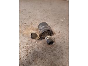 Gebruikte Extra waterpomp Opel Astra K 1.5 CDTi 105 12V Prijs op aanvraag aangeboden door Autohandel-Smet Gebroeders NV