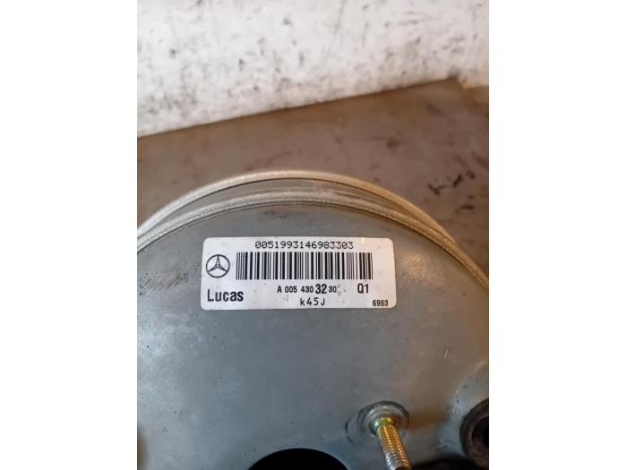 Rembekrachtiger van een Mercedes-Benz E (W210) 2.2 E-220 CDI 16V 2000