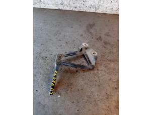 Gebruikte Scharnier deur links-voor Ford Transit 2.2 TDCi 16V Prijs op aanvraag aangeboden door Autohandel-Smet Gebroeders NV