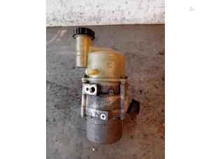 Gebruikte Servopomp Dacia Dokker (0S) 1.6 16V Prijs op aanvraag aangeboden door Autohandel-Smet Gebroeders NV