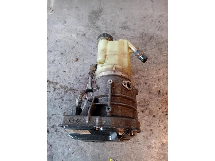 Gebruikte Servopomp Renault Master III (EV/HV/UV/VA/VB/VD/VF/VG/VJ) 2.3 dCi 170 16V Prijs op aanvraag aangeboden door Autohandel-Smet Gebroeders NV