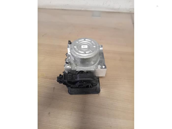 Gebruikte ABS Pomp Toyota Yaris IV (P21/PA1/PH1) 1.5 12V VVT-i Prijs op aanvraag aangeboden door Autohandel-Smet Gebroeders NV