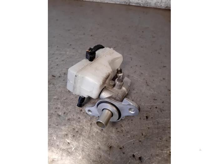 Gebruikte Hoofdremcilinder Dacia Logan MCV II/III/Sandero Wagon 1.0 Sce 12V Prijs op aanvraag aangeboden door Autohandel-Smet Gebroeders NV