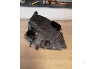 Gebruikte Luchtfilterhuis Dacia Logan MCV II/III/Sandero Wagon 1.0 Sce 12V Prijs op aanvraag aangeboden door Autohandel-Smet Gebroeders NV