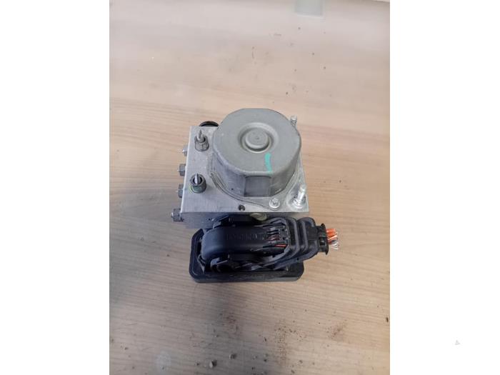 Gebruikte ABS Pomp Dacia Logan MCV II/III/Sandero Wagon 1.0 Sce 12V Prijs op aanvraag aangeboden door Autohandel-Smet Gebroeders NV