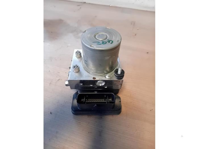 Gebruikte ABS Pomp Nissan Juke (F16) 1.0 DIG-T 12V Prijs op aanvraag aangeboden door Autohandel-Smet Gebroeders NV