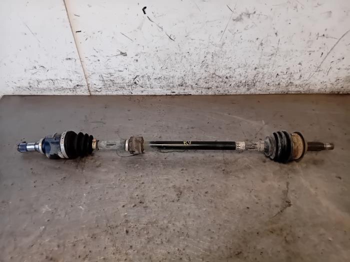 Gebruikte Aandrijfas rechts-voor Toyota Yaris III (P13) 1.5 16V Dual VVT-iE Prijs op aanvraag aangeboden door Autohandel-Smet Gebroeders NV