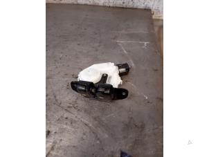 Gebruikte Slotvanger Achterklep Toyota Yaris III (P13) 1.5 16V Dual VVT-iE Prijs op aanvraag aangeboden door Autohandel-Smet Gebroeders NV