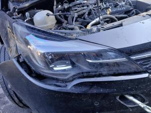 Gebruikte Koplamp rechts Opel Astra K Sports Tourer 1.5 CDTi 105 12V Prijs op aanvraag aangeboden door Autohandel-Smet Gebroeders NV