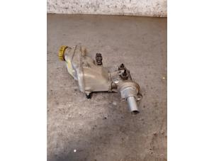 Gebruikte Hoofdremcilinder Fiat Fiorino (225) 1.3 D 16V Multijet Prijs op aanvraag aangeboden door Autohandel-Smet Gebroeders NV