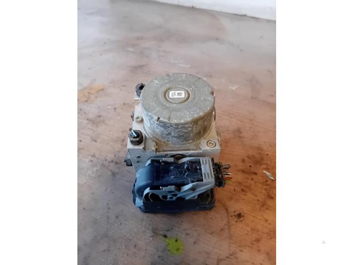 Gebruikte ABS Pomp Ford B-Max (JK8) 1.0 EcoBoost 12V 100 Prijs € 423,50 Inclusief btw aangeboden door Autohandel-Smet Gebroeders NV