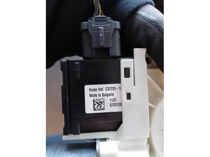 Raammotor Portier van een Jeep Renegade (BU) 1.0 GSE T3 12V 2020