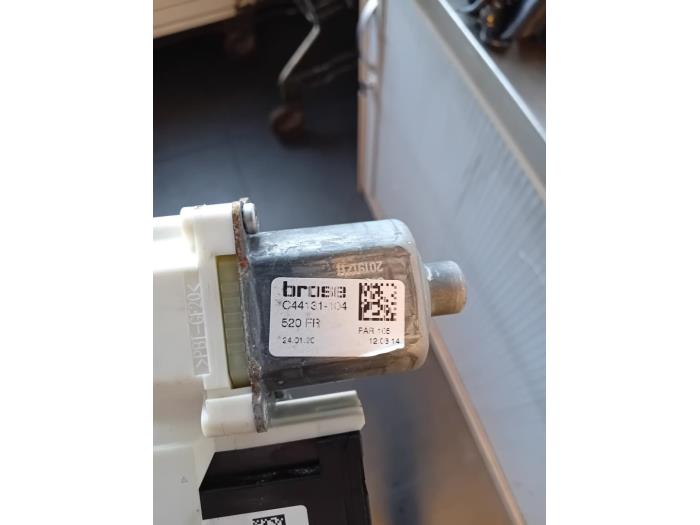 Raammotor Portier van een Jeep Renegade (BU) 1.0 GSE T3 12V 2020