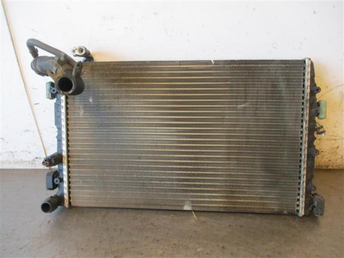Gebruikte Radiateur Volkswagen Polo IV (9N1/2/3) 1.2 12V Prijs op aanvraag aangeboden door Autohandel-Smet Gebroeders NV