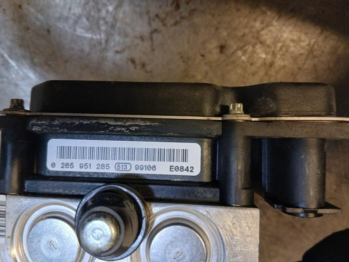 ABS Pomp van een Nissan 370 Z Roadster (Z34B) 3.7 V6 24V 2009