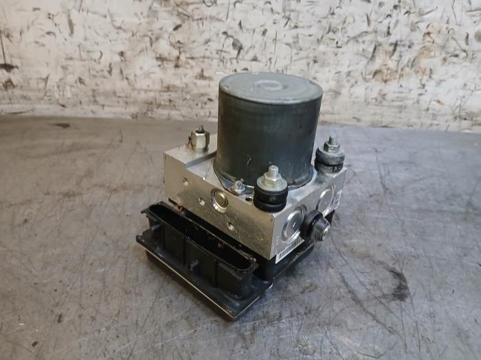 ABS Pomp van een Nissan 370 Z Roadster (Z34B) 3.7 V6 24V 2009