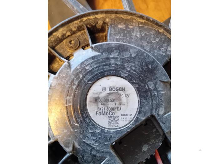 Koelvin van een Ford Transit Custom 2.0 TDCi 16V Eco Blue 130 2023