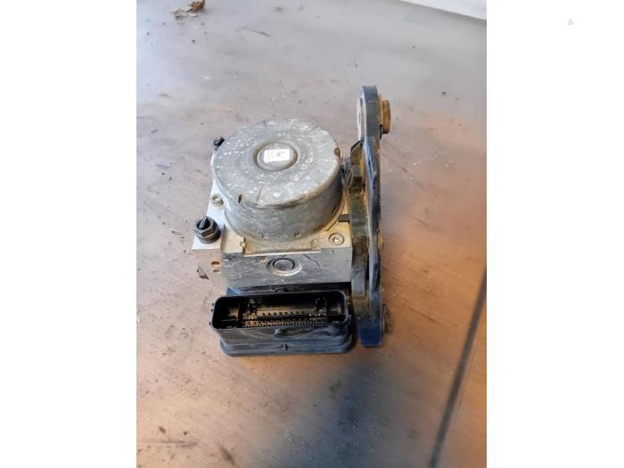 Gebruikte ABS Pomp Skoda Superb Combi (3V5) 1.6 TDI Prijs op aanvraag aangeboden door Autohandel-Smet Gebroeders NV