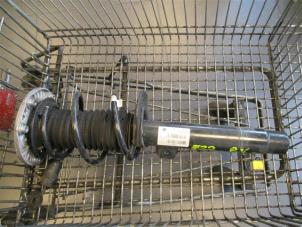 Gebruikte Schokbreker rechts-voor BMW 2 serie (F22) 218d 2.0 16V Prijs op aanvraag aangeboden door Autohandel-Smet Gebroeders NV