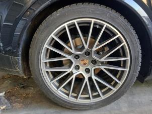 Gebruikte Velg + Band Porsche Cayenne Coupe (9YB) Prijs op aanvraag aangeboden door Autohandel-Smet Gebroeders NV