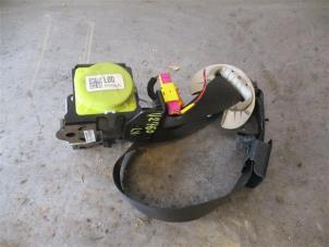 Gebruikte Veiligheidsgordel links-voor Kia Stonic (YB) 1.0i T-GDi 12V Prijs op aanvraag aangeboden door Autohandel-Smet Gebroeders NV