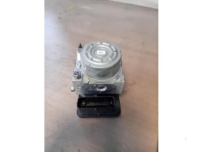 ABS Pomp van een Ford Transit Courier 1.5 TDCi 75 2019