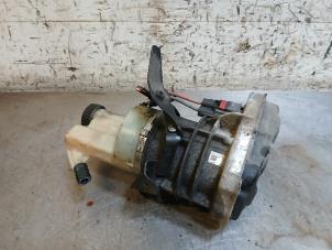 Gebruikte Servopomp Renault Master III (EV/HV/UV/VA/VB/VD/VF/VG/VJ) 2.3 dCi 165 16V RWD Prijs op aanvraag aangeboden door Autohandel-Smet Gebroeders NV