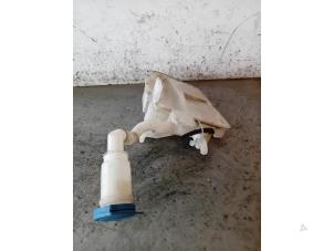 Gebruikte Ruitensproeiertank voor Volkswagen Polo V (6R) 1.4 TDI Prijs op aanvraag aangeboden door Autohandel-Smet Gebroeders NV