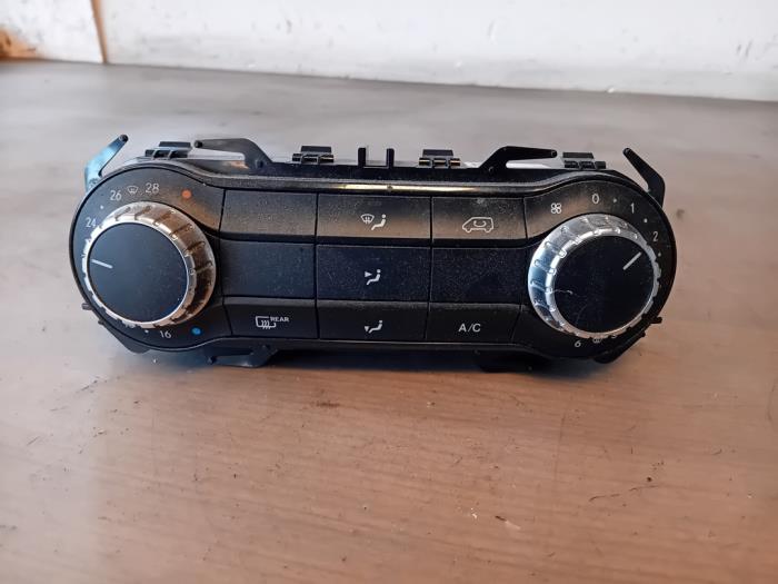 Airco bedieningspaneel van een Mercedes-Benz Vito (447.6) 2.0 114 CDI 16V 2020