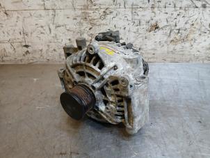 Gebruikte Dynamo Mercedes C (W203) 2.2 C-200 CDI 16V Prijs op aanvraag aangeboden door Autohandel-Smet Gebroeders NV