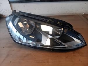 Gebruikte Koplamp rechts Volkswagen Golf VII (AUA) Prijs op aanvraag aangeboden door Autohandel-Smet Gebroeders NV
