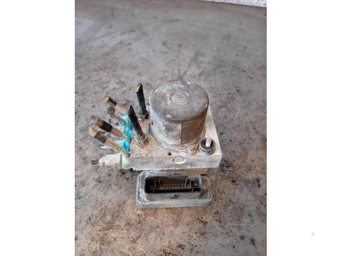 Gebruikte ABS Pomp Renault Master III (EV/HV/UV/VA/VB/VD/VF/VG/VJ) 2.3 dCi 165 16V RWD Prijs op aanvraag aangeboden door Autohandel-Smet Gebroeders NV