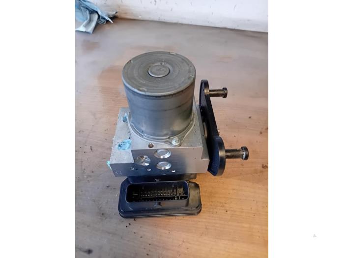Gebruikte ABS Pomp Mercedes G AMG (463) 5.5 G 63 AMG V8 32V Prijs op aanvraag aangeboden door Autohandel-Smet Gebroeders NV