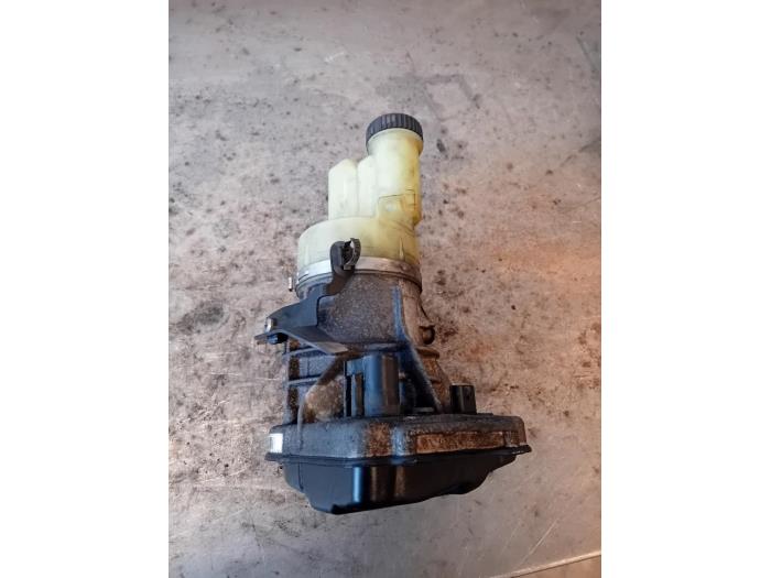 Gebruikte Servopomp Renault Master III (EV/HV/UV/VA/VB/VD/VF/VG/VJ) 2.3 dCi 145 16V FWD Prijs op aanvraag aangeboden door Autohandel-Smet Gebroeders NV