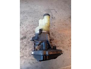 Gebruikte Pomp Servo Renault Master III (EV/HV/UV/VA/VB/VD/VF/VG/VJ) 2.3 dCi 145 16V FWD Prijs op aanvraag aangeboden door Autohandel-Smet Gebroeders NV
