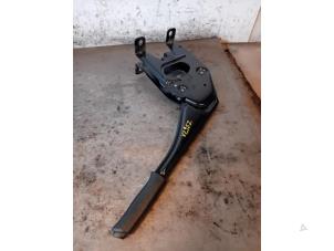 Gebruikte Handremhendel Renault Master III (EV/HV/UV/VA/VB/VD/VF/VG/VJ) 2.3 dCi 145 16V FWD Prijs op aanvraag aangeboden door Autohandel-Smet Gebroeders NV