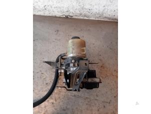 Gebruikte Pomp Servo Renault Trafic (1FL/2FL/3FL/4FL) 2.0 dCi 16V 130 Prijs op aanvraag aangeboden door Autohandel-Smet Gebroeders NV