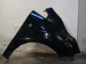 Gebruikte Spatbord rechts-voor Ford Transit Courier 1.0 Ti-VCT EcoBoost 12V Prijs op aanvraag aangeboden door Autohandel-Smet Gebroeders NV