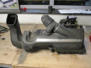 Gebruikte Luchtfilterhuis Porsche 911 (997) 3.6 24V Carrera Prijs op aanvraag aangeboden door Autohandel-Smet Gebroeders NV